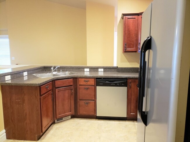 Building Photo - West-end 3 Bedroom Condo w/ Garage - End U...