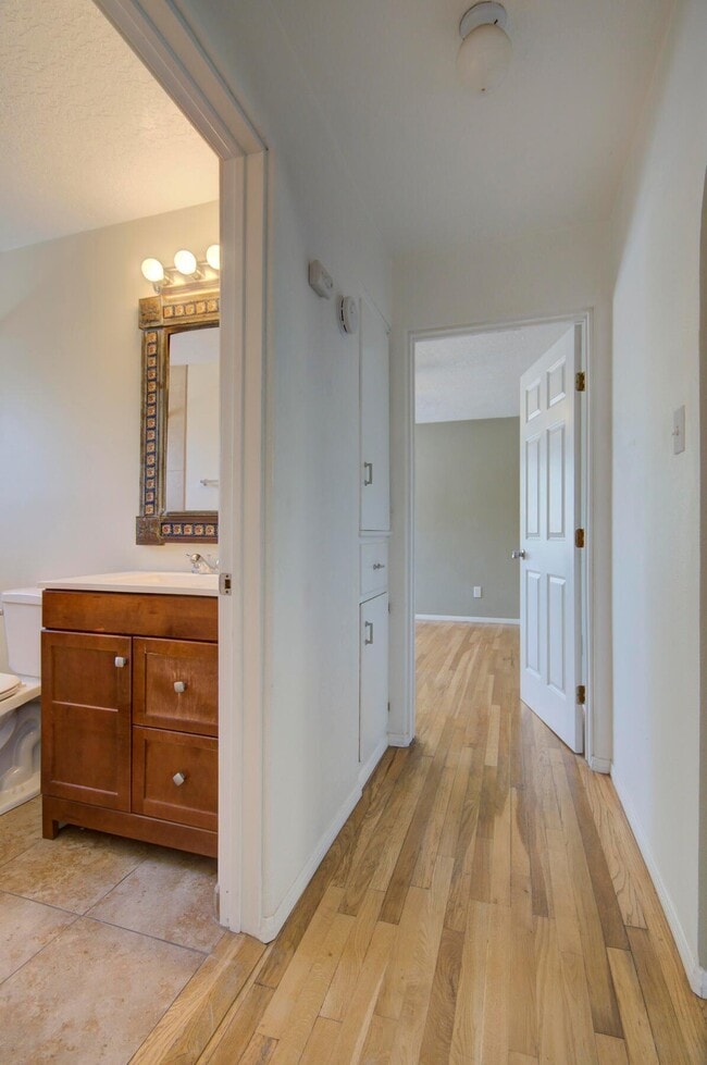Building Photo - 306 Stanford Dr SE