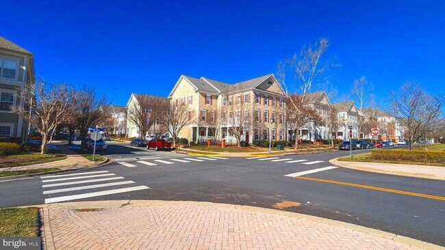 Building Photo - 233 King Farm Blvd