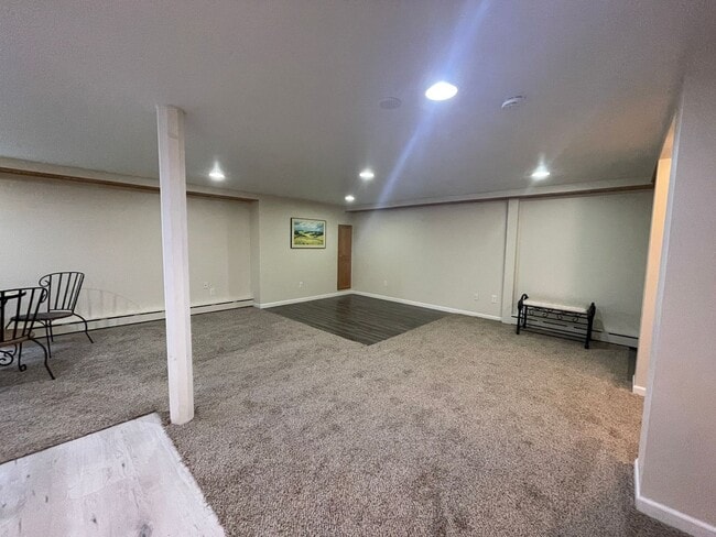 Building Photo - Spacious Garden-Level Studio in Prime Trav...