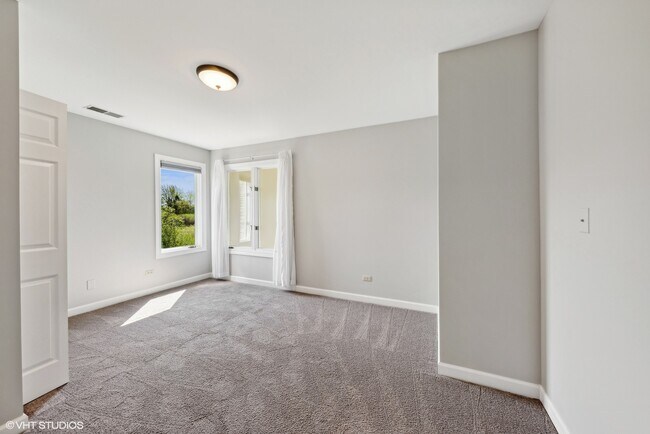 Building Photo - 15020 King Dr