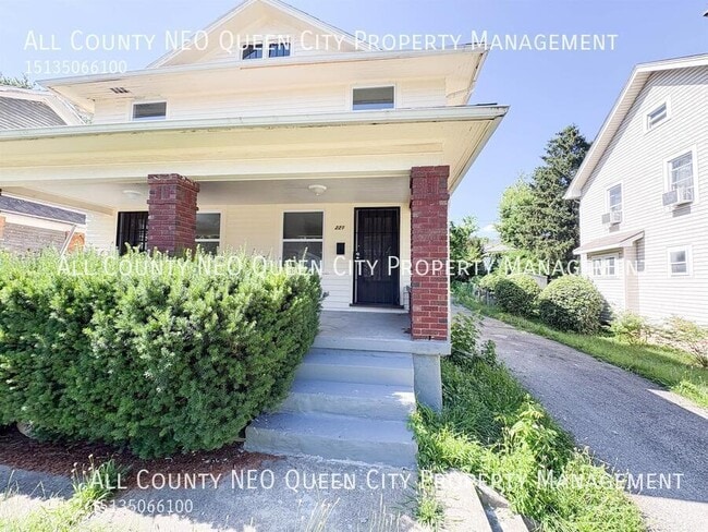 Primary Photo - 221 W Parkwood Dr