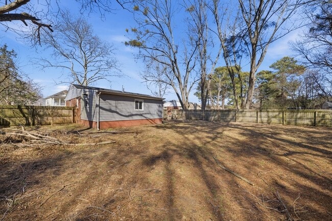 Building Photo - 613 Normandy St