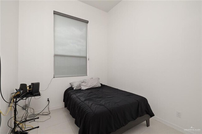 Building Photo - 18 Duncan Ln