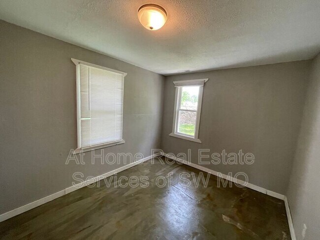 Building Photo - 522 W McHenry Ave