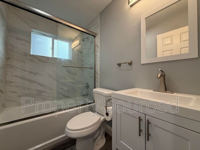 Building Photo - 805 W Yosemite Ave