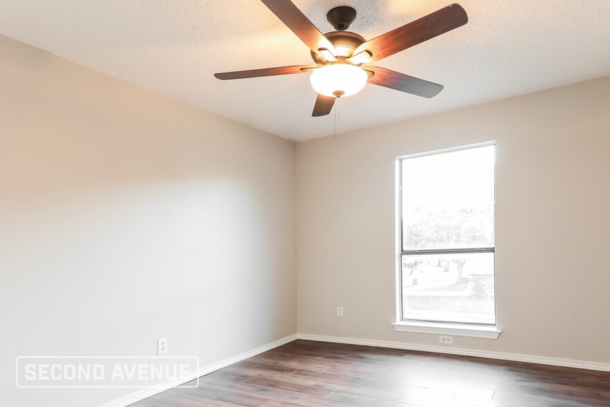 Building Photo - 732 Creekview Ct