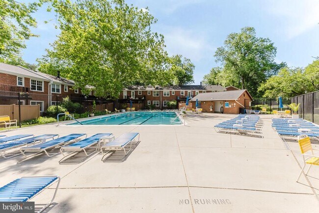 Building Photo - 2725 S Walter Reed Dr