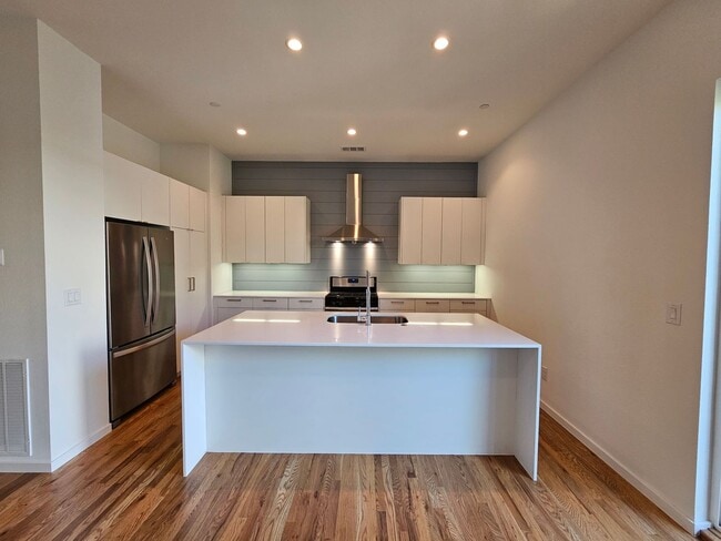 Building Photo - Minutes from Downtown, Uptown, Henderson, ...