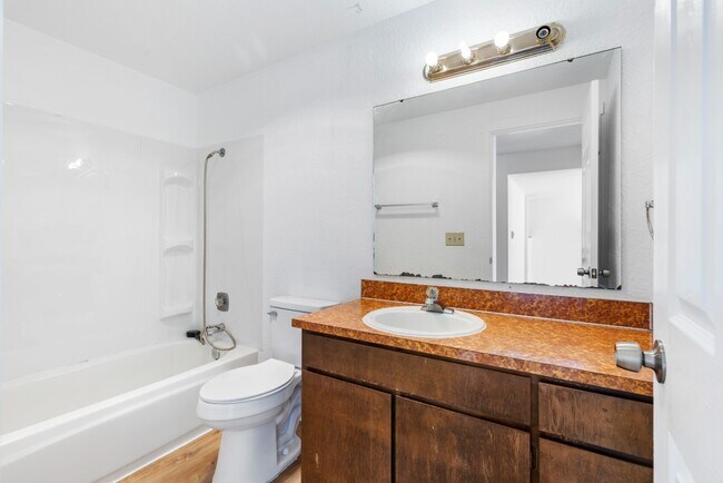 Building Photo - Spacious 1 Bedroom Apartment w/ Parking in...