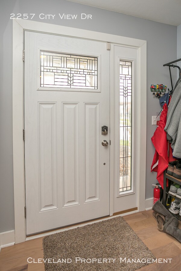 Building Photo - Stylish Tremont Townhome!