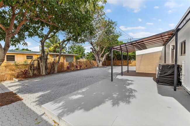 Building Photo - 2633 NE 13th Ave