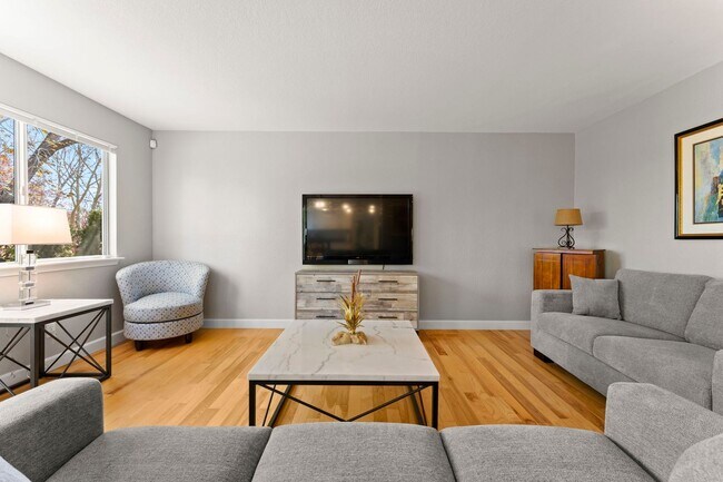 Building Photo - Fully Furnished Modern Home With Great Location