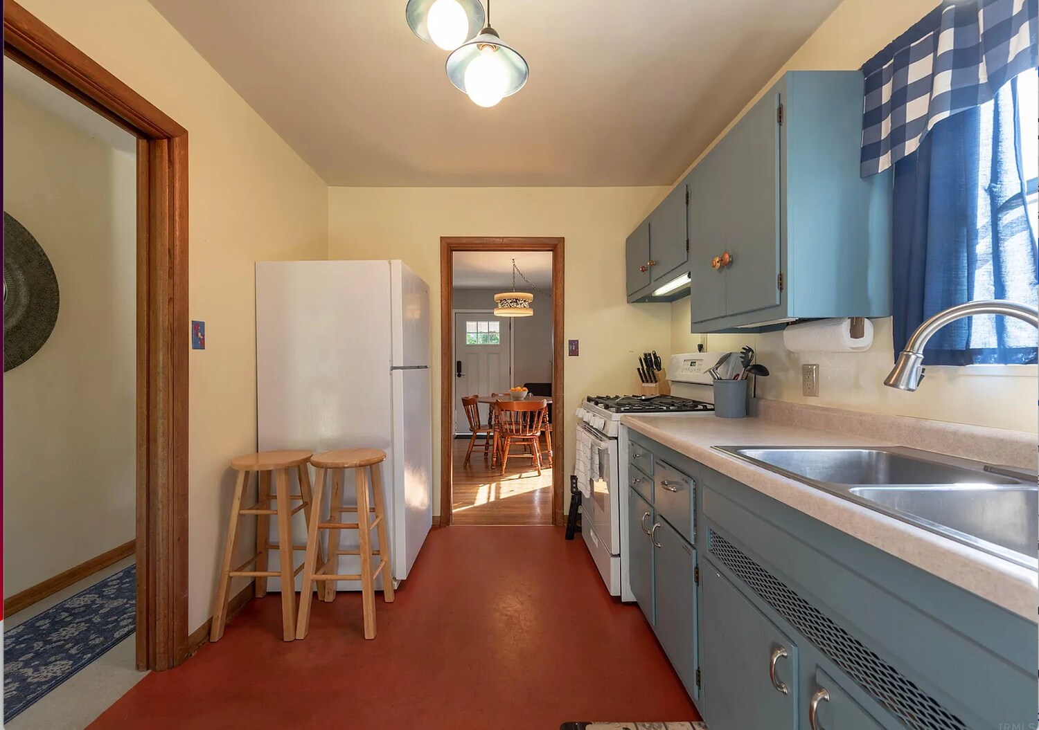 Building Photo - 904 E Maxwell Ln