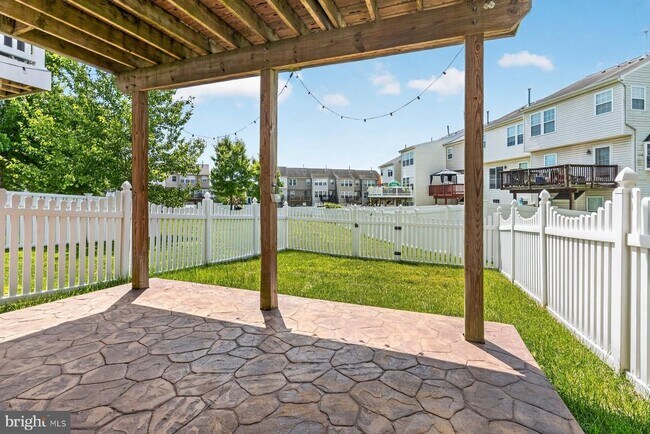 Building Photo - 711 Wineberry Way