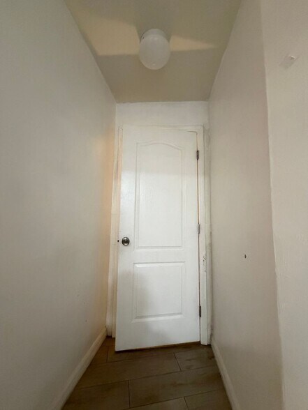 Building Photo - 502 W 9th St