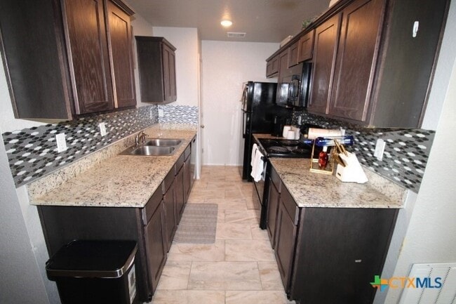 Building Photo - 539 Lost Trl