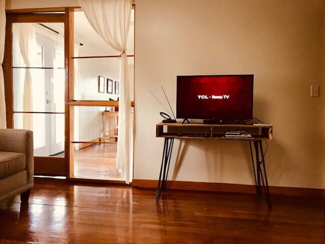 Building Photo - Central Location - 2 beds 1 bath
