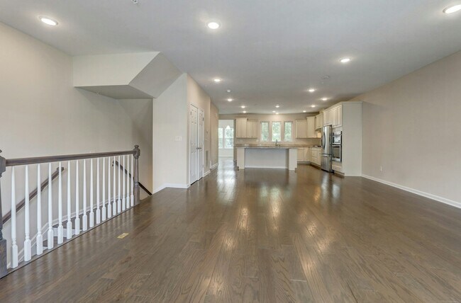 Building Photo - 704 Cottonwood Ct