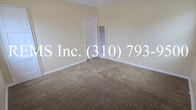 Building Photo - Bright Upstairs 1 Bedroom Apartment w/ Shared Garage Parking
