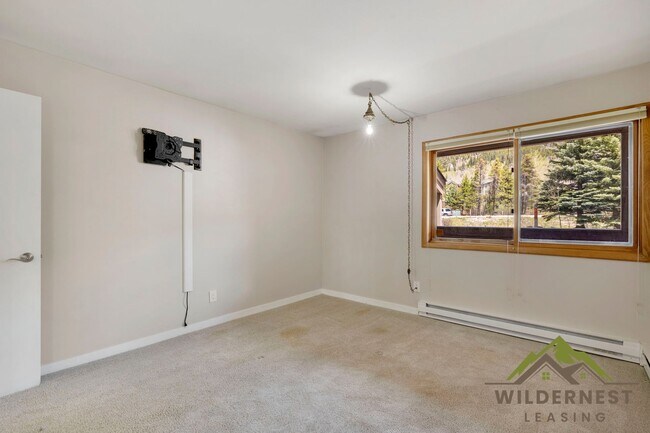 Building Photo - Steps to the Runs, Mountain Views, Spacious Ski Run 1 Bedroom Condo