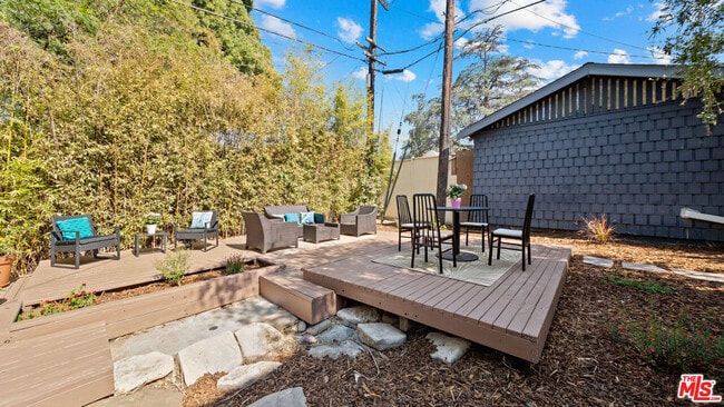 Building Photo - 850 Serrano Pl