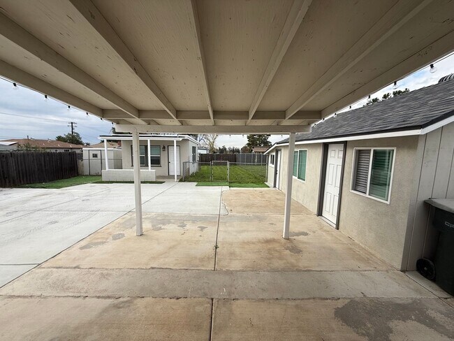 Building Photo - Multi Generation Home 4 Bedroom 3 Bath