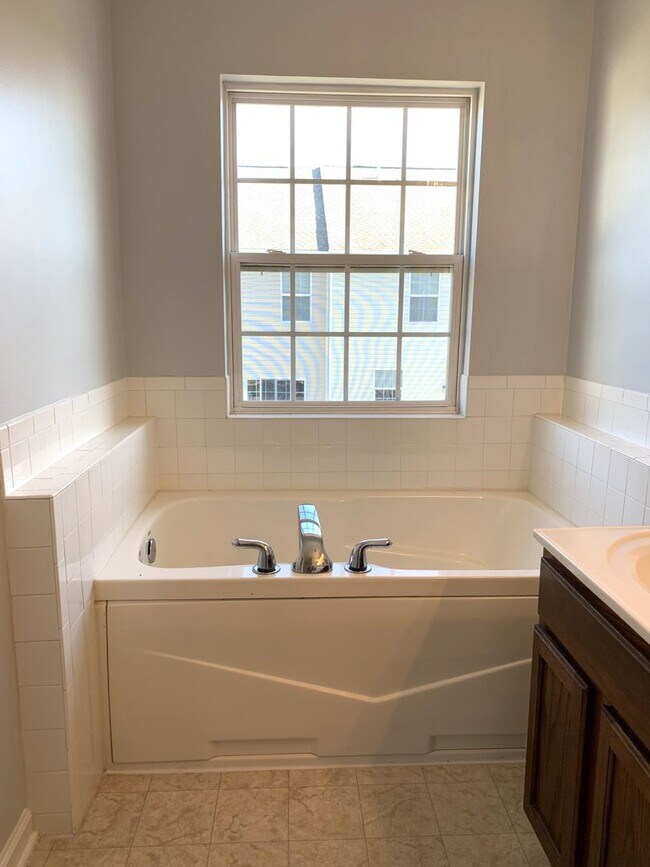 Building Photo - Spacious 3-Bed / 2.5-Bath Townhome – Antrim Crossing Subdivision