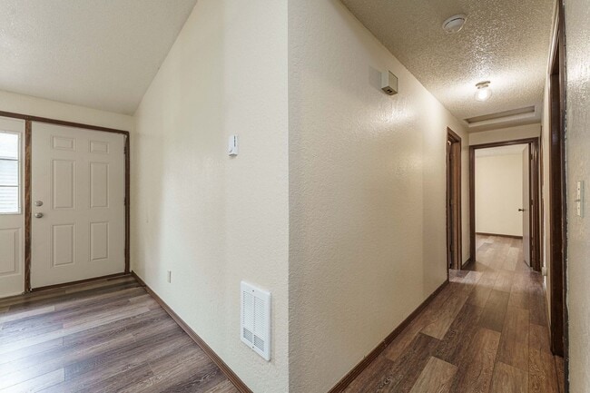 Building Photo - 2 Bedroom 2 Bath with single car garage