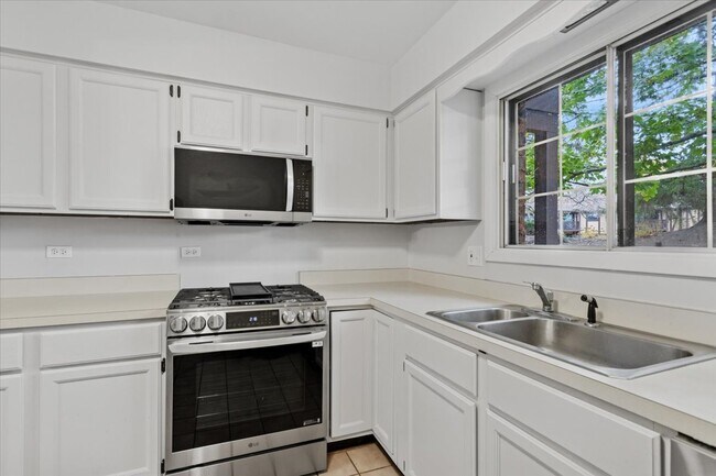 Building Photo - 1601 Thames Ct