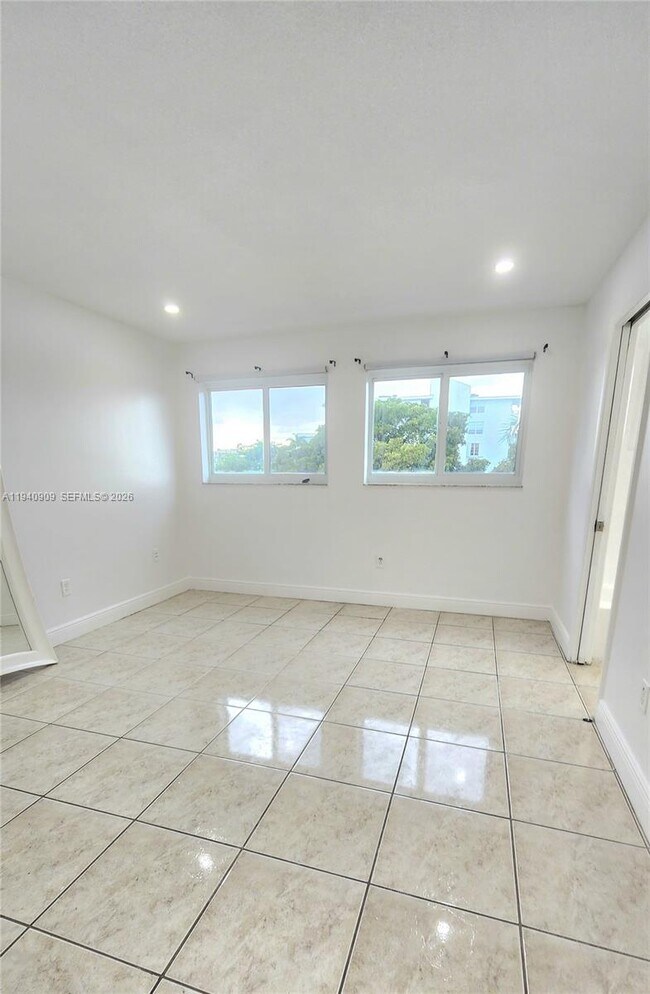 Building Photo - 1020 94th St