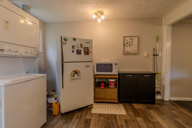 Building Photo - Lakeside Retreat on Duck Lake Peninsula