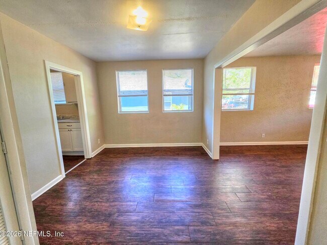 Building Photo - 916 W 25th St