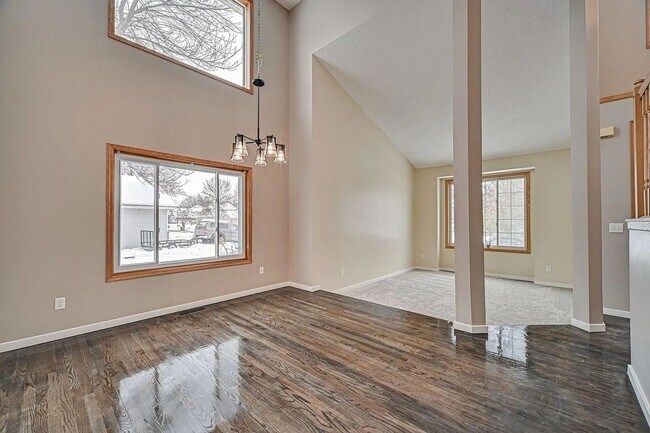 Building Photo - Spacious 4-Bed 4-Bath Home in Buffalo - Available 7/1!