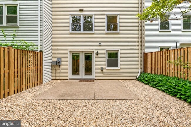 Building Photo - 3005 Silent Valley Dr
