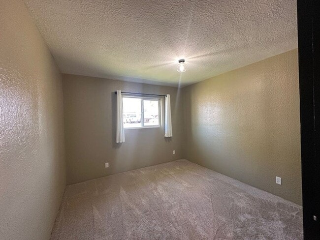 Building Photo - Newly Remodeled 3 Bedroom / 2 Bathroom in NE Madras