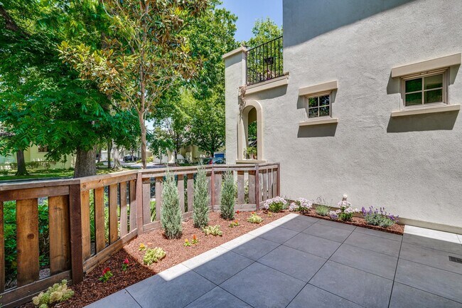 Building Photo - Modern Townhome in Prime Location — Walkab...