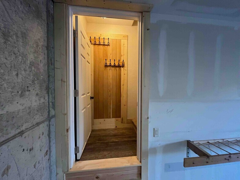 Building Photo - 511 N Aspen St