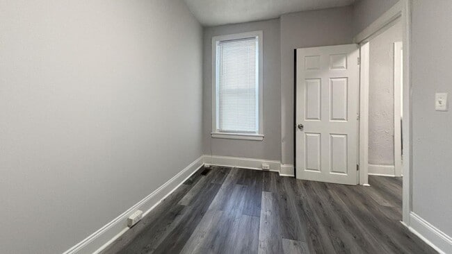 Building Photo - Renovated 2BR Row Home