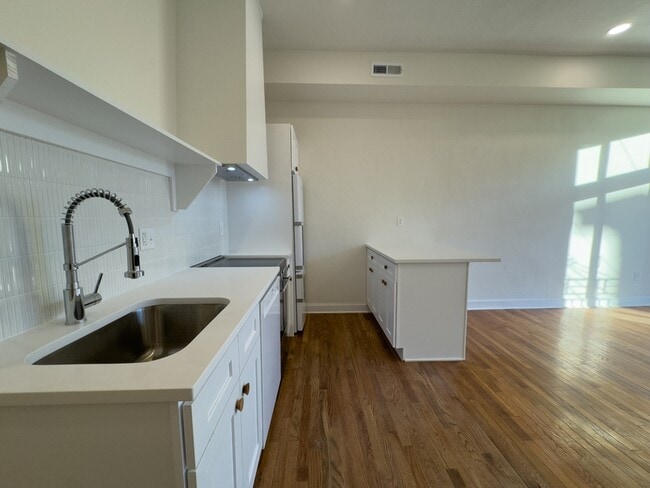 Building Photo - 1934 Green St