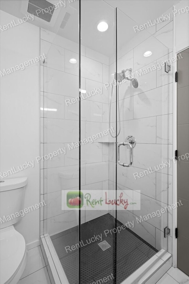 Building Photo - Like-New 2-Bedroom Townhome in Seattle w/R...