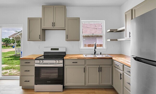 Building Photo - Well-maintained 4BD/2BA - Available in May!