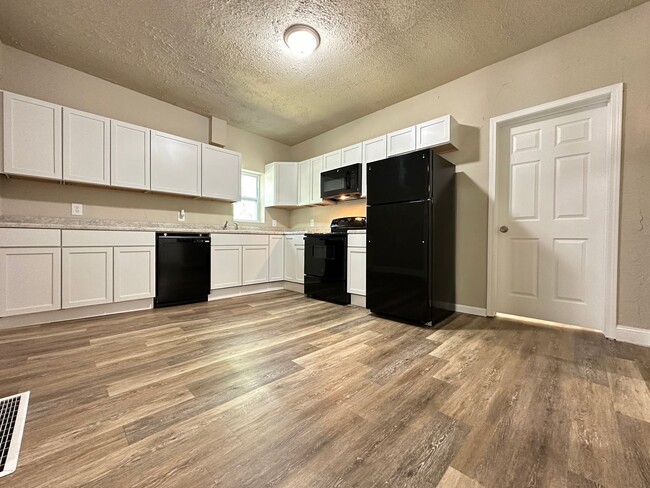 Building Photo - 4 Bedroom 2 Bathroom Home in Winterset