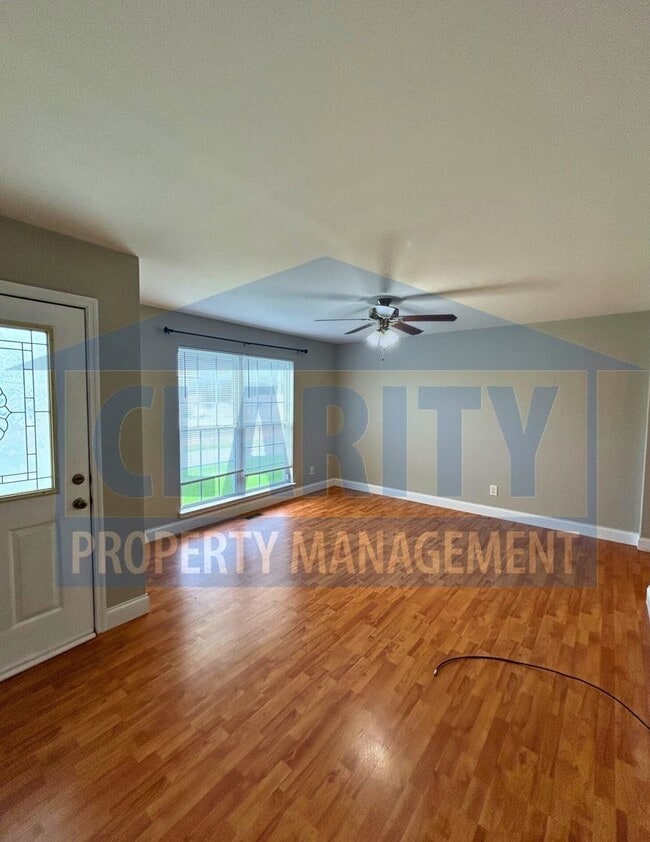 Building Photo - 3 bedroom home w/ fenced in backyard!