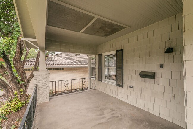 Building Photo - PRETTY HOME NORTH OF THE BRICKS in the CUL...
