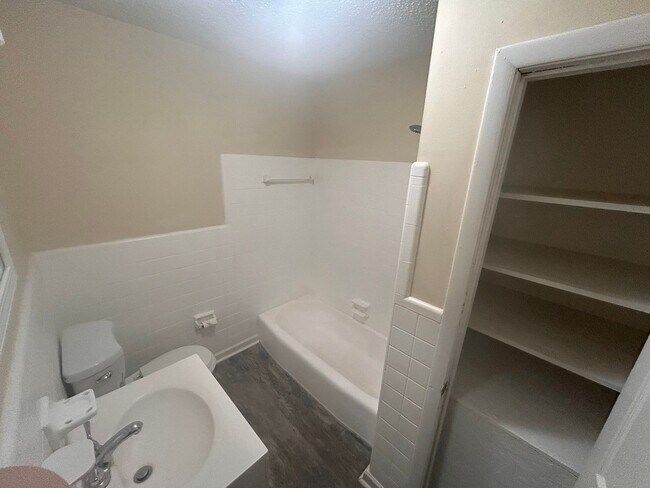 Building Photo - Beautiful 3 BED- 2BA with bonus room fenced in yard