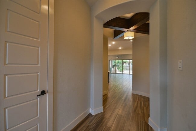 Building Photo - 5911 Vineyard Creek Ln