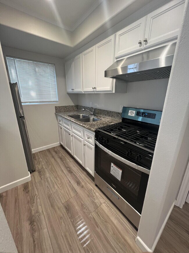 Building Photo - Newly Remodeled, Charming 1-Bedroom Oasis ...