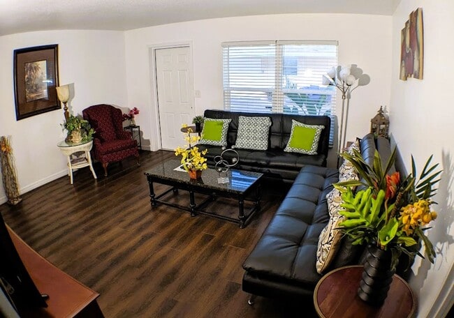 Building Photo - 2 Bed / 1 Bath Cozy Downtown Duplex Apartment