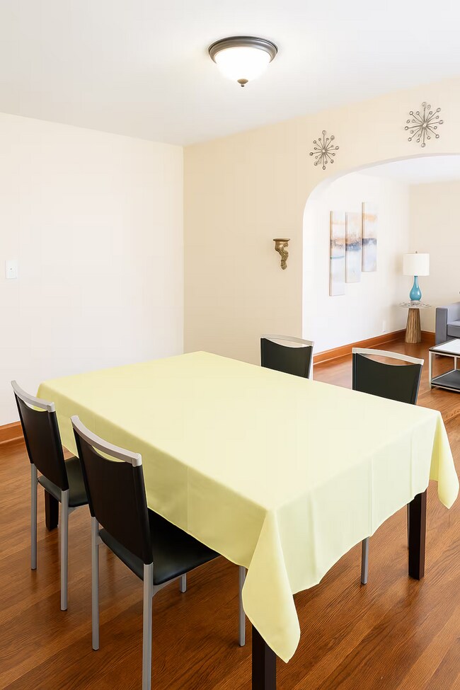 Building Photo - 532 W Ravenwood Ave